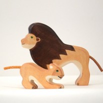 Figurine en bois lion Holztiger