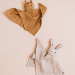Cuddle cloth bunny sand Main Sauvage