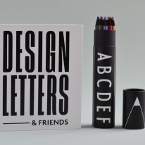 Crayons de couleur Alphabet Design Letters