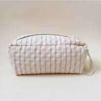 Quilted toiletry bag champagne red Colour: champagne red Outer fabric: 100% Organic Cotton  Inner lining: 100% Polyester  Size: 